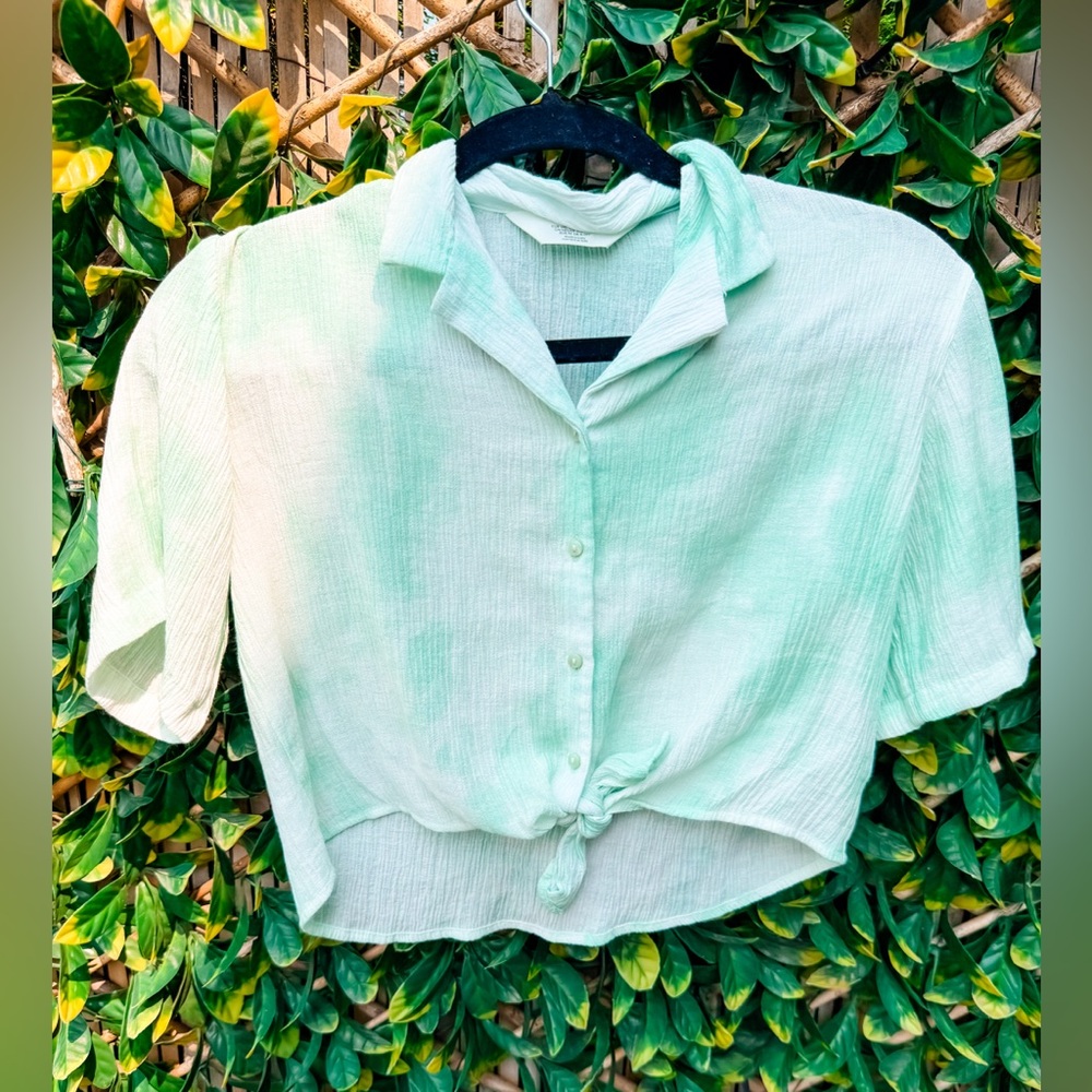 🔹 10/$25- H&M Tiedye Button Down Crop Blouse‎